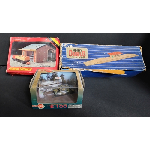 381 - Hornby Dublo DI Island Platform, Hornby Railways Goods Shed and a Canodo Super Heavy Tank E-100,  1:... 