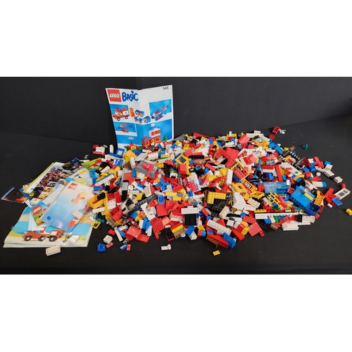 414 - Large quantity of vintage and modern Lego