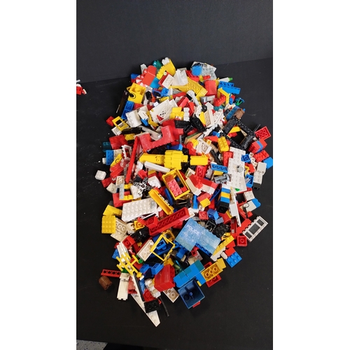 414 - Large quantity of vintage and modern Lego