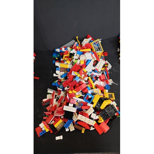 414 - Large quantity of vintage and modern Lego