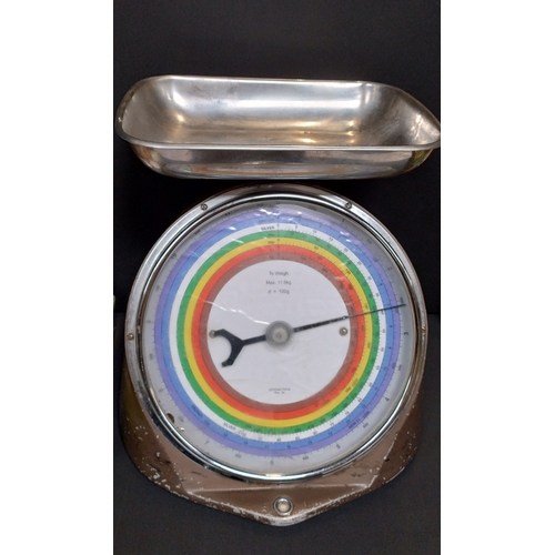 8 - Vintage bank coin weigh scales with a level bubble. Measures approx H 33.5 x W 33 x D 32 cm