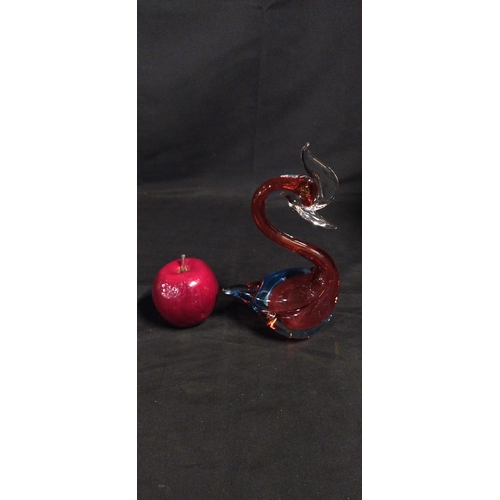 142 - Murano style red and blue coloured glass swan. Measures approx H 21.5 x w 12 x D 7 cm