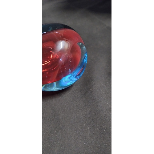 142 - Murano style red and blue coloured glass swan. Measures approx H 21.5 x w 12 x D 7 cm