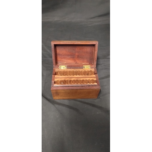 154 - Wooden extendable cigarette holder box. Measures approx H 11 x W 15 x D 9 cm