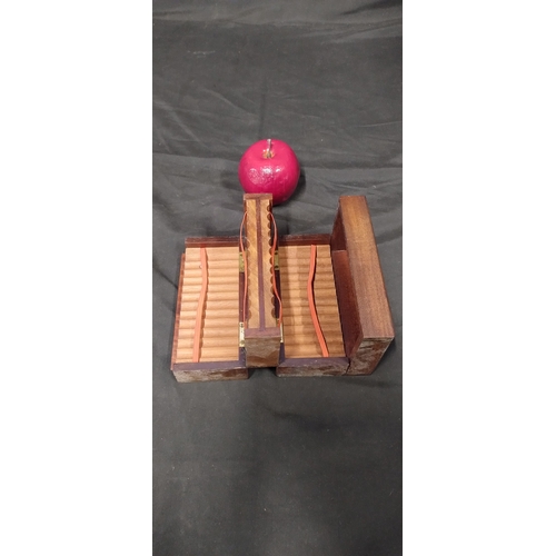 154 - Wooden extendable cigarette holder box. Measures approx H 11 x W 15 x D 9 cm