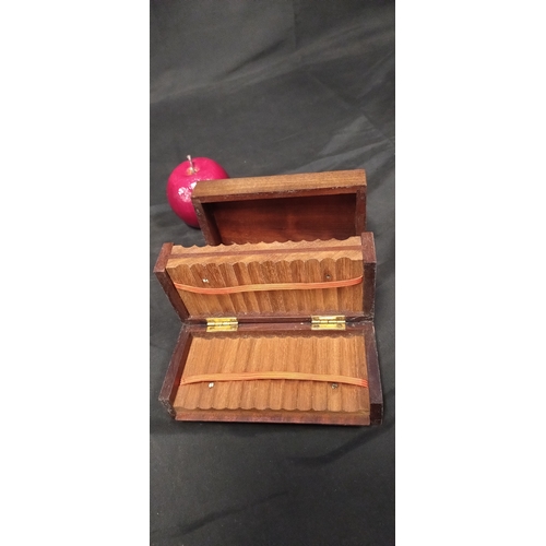 154 - Wooden extendable cigarette holder box. Measures approx H 11 x W 15 x D 9 cm