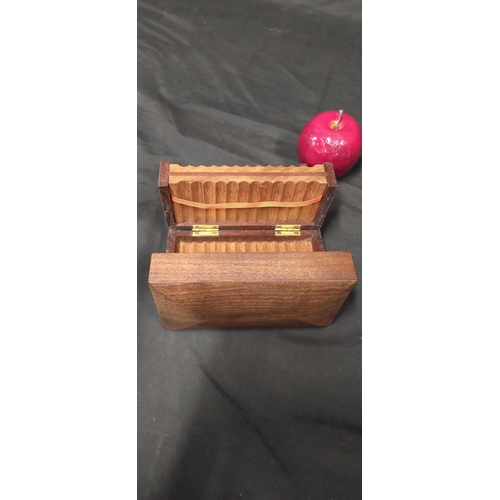 154 - Wooden extendable cigarette holder box. Measures approx H 11 x W 15 x D 9 cm