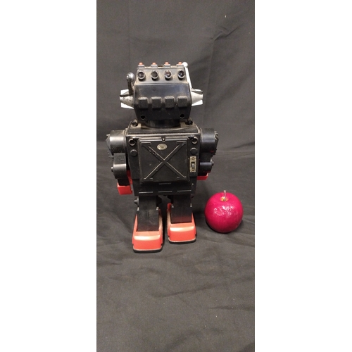 155 - Kamco vintage 1970/80's battery operated Saturn Robot. Measures approx H 30 x W 17.5