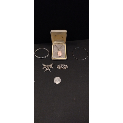 23 - Various sterling silver items including rose quartz necklace, two bangles, and two vintage brooches ... 