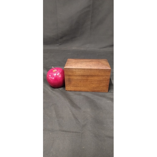 277 - Wooden extendable cigarette holder box. Measures approx H 11 x W 15 x D 9 cm