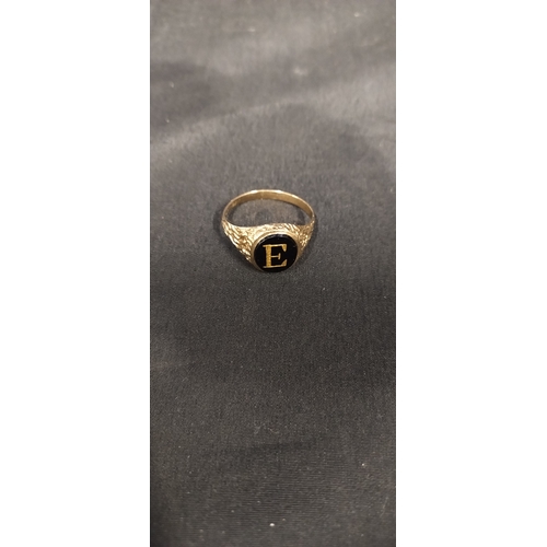 388 - 9 ct gold mens signet ring with initial E inside a black stone. Size S/T. Weight approx 3.60g