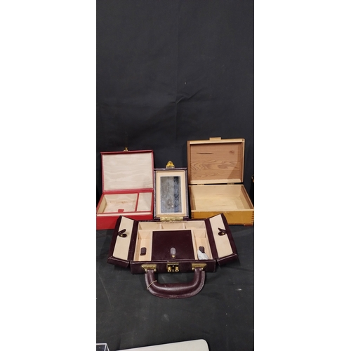 412 - Various vintage jewellery boxes and watch cases