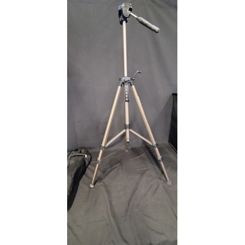 423 - TP- 2800 Cam link extendable Camera tripod with level bubble. Comes with carry shoulder bag