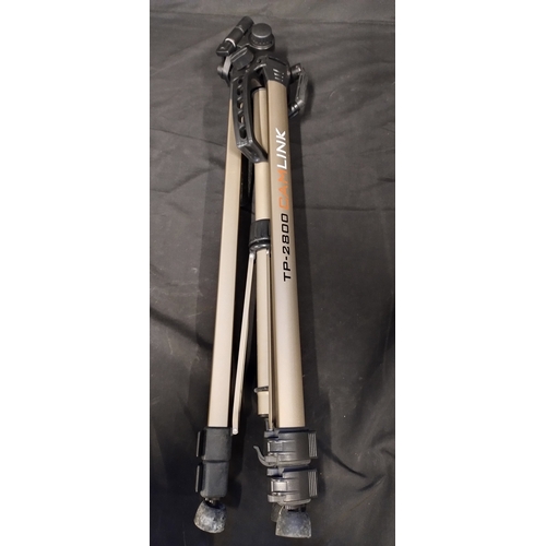 423 - TP- 2800 Cam link extendable Camera tripod with level bubble. Comes with carry shoulder bag