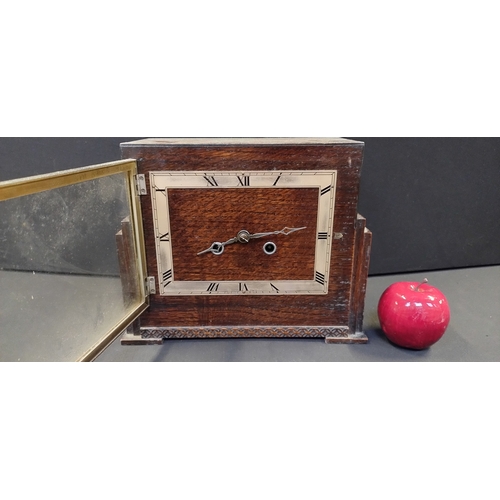 71 - Vintage Enfield chime mantle clock with key. Measures approx H 23 x W 28 x D 12 cm