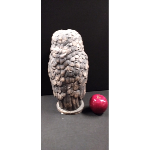 118 - Large statue figure of an owl. Measures approx H 32.5 x W 17.5 x D 18 cm