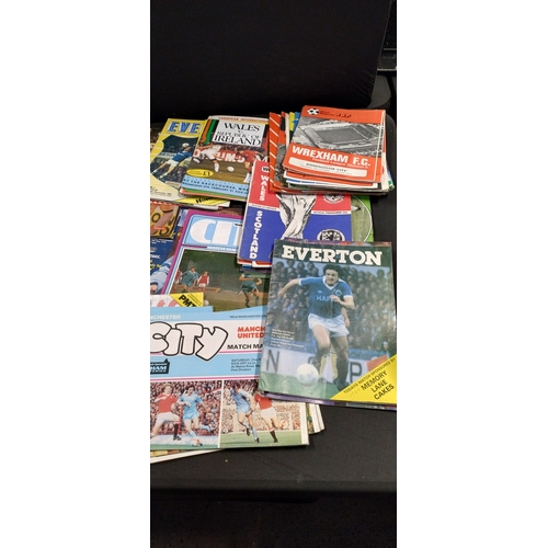 189 - Collection of football magazines and programmes from various years and clubs