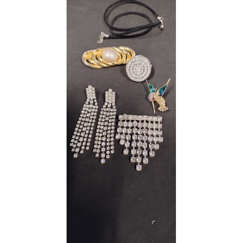 2 - Mixed lot of costume jewellery including earrings, brooches, and ring