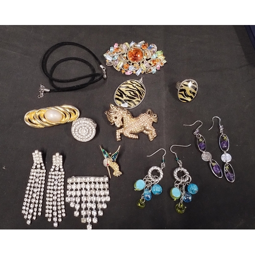 2 - Mixed lot of costume jewellery including earrings, brooches, and ring