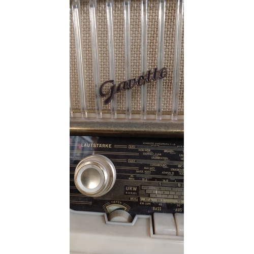 124 - Large Telefunken Gavotte radio no power supply