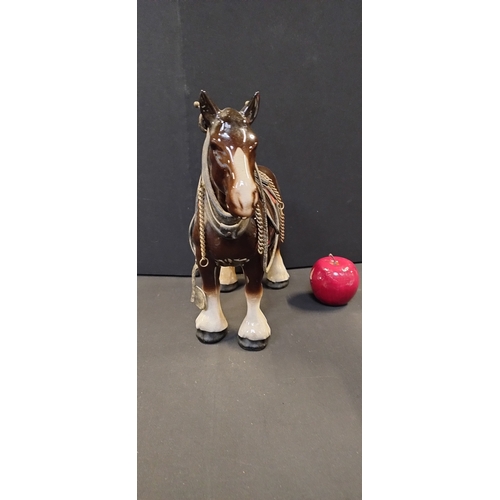 211 - Melba ware Clydesdale dray horse. Measures approx H 29 x W 34 x D 12 cm