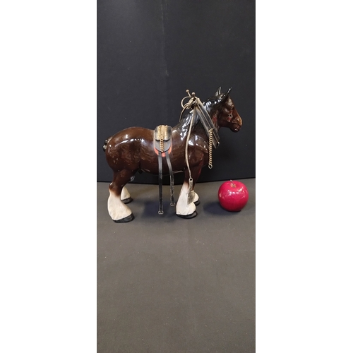 211 - Melba ware Clydesdale dray horse. Measures approx H 29 x W 34 x D 12 cm