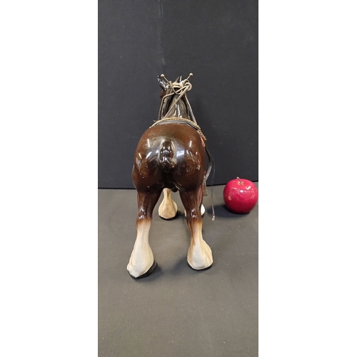 211 - Melba ware Clydesdale dray horse. Measures approx H 29 x W 34 x D 12 cm