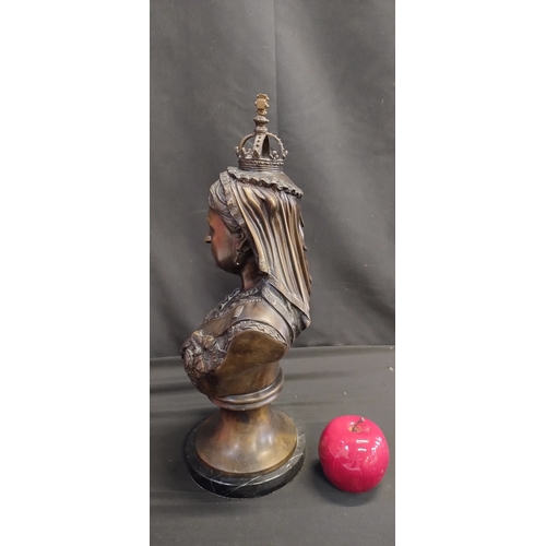 66 - Bronze bust of Queen victoria, a solid hot cast finished on a solid marble base. Measures approx H 4... 