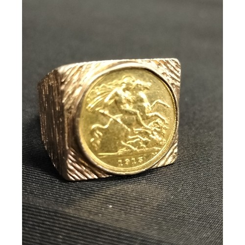 75 - 1915 George and the dragon full sovereign mounted in a 9 ct gold bark effect ring, size W/X, Total w... 