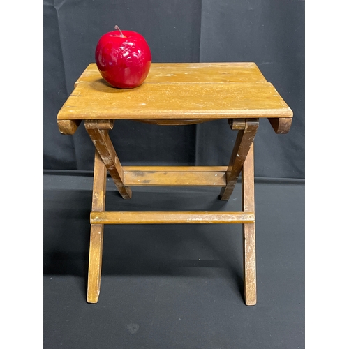 39 - Vintage foldaway artist stool