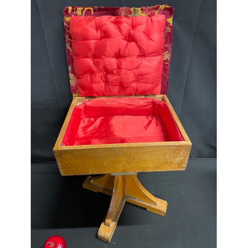 89 - Vintage sewing stool