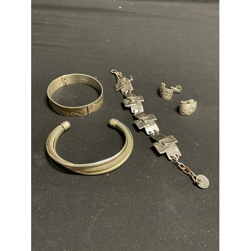 123 - Selection of white metal & costume jewellery