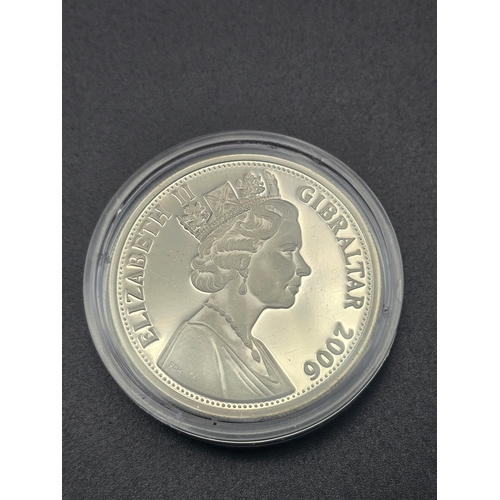 32 - Queen Elizabeth II 80th Birthday One Crown coin.  Limited edition 1 of 50,000
Weight 28.28g
Diameter... 