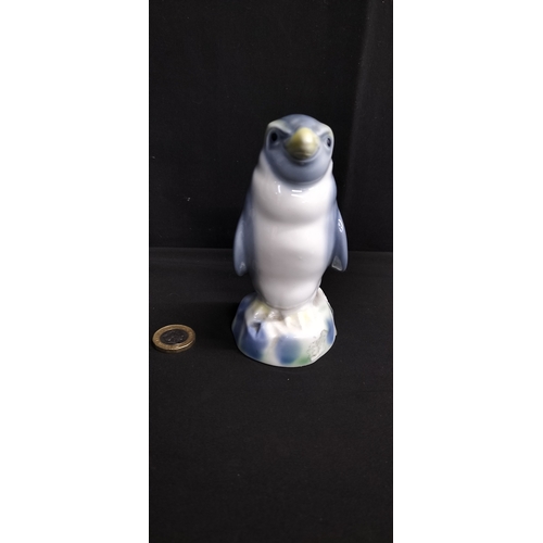 90 - Wade porcelain figurine of a penguin. Measures approx H 14.5 x W 6.5 cm