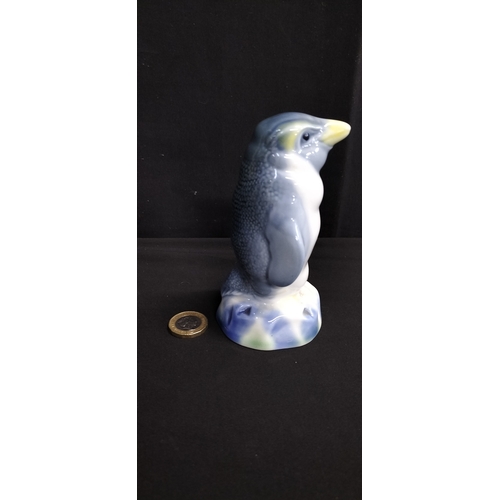 90 - Wade porcelain figurine of a penguin. Measures approx H 14.5 x W 6.5 cm