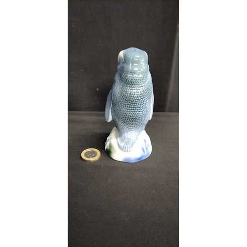 90 - Wade porcelain figurine of a penguin. Measures approx H 14.5 x W 6.5 cm