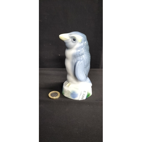 90 - Wade porcelain figurine of a penguin. Measures approx H 14.5 x W 6.5 cm