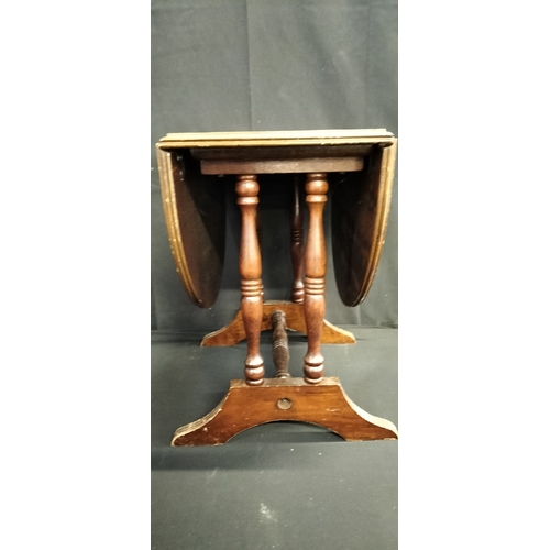 91 - Small leather topped occasional folding top  table. Measures approx H 49 x W 37.5 x D 37. Extended t... 