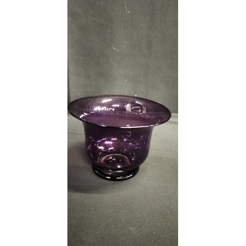 95 - Antique Hand blown Amethyst glass vase. Measures approx  8 x 11.5 cm