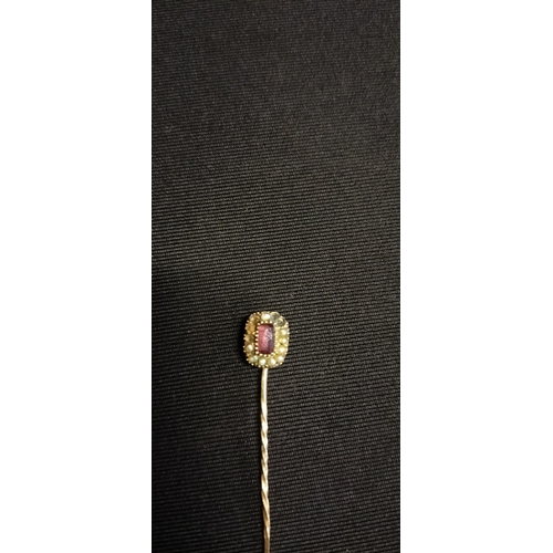 111 - 1920/30's Yellow metal lapel pin with Amethyst and fresh water pearls