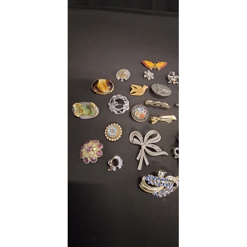 206 - Selection of various vintage brooches