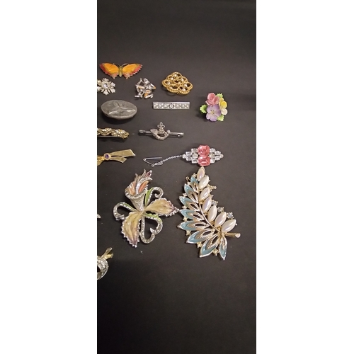 206 - Selection of various vintage brooches