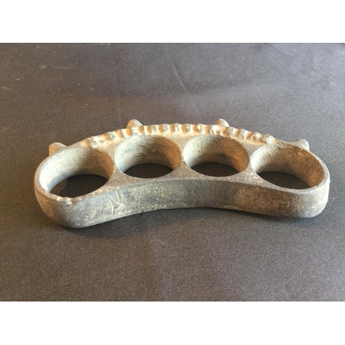 118 - RARE WW1 IMPERIAL GERMAN TRENCH WAR KNUCKLE DUSTER WITH MAKERS NAME TO ONE SIDE N STEINBRECK