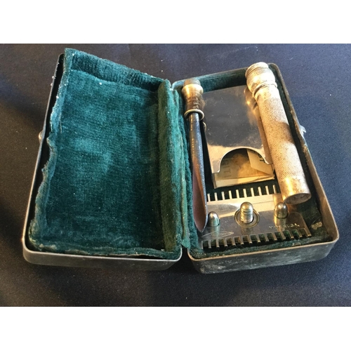 141 - VERY SCARCE WW2 SOE ESCAPE RAZOR DAGGER WITH MAGNETIC COMPASS RAZOR IN ORIGINAL BOX