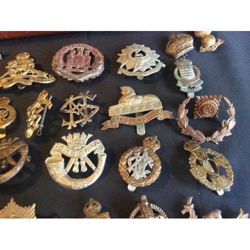 150 - VERY RARE ORIGINAL COLLECTION OF MAINLY WW1 CAP BADGES AND SHOULDER TITLES INCLUDING SOME VERY SCARC... 