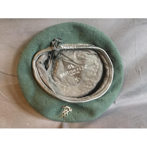 158 - WW2 COMMANDO BERET & BADGE BY BRITISH FEZ CO. SIZE 6  3/4 DATED