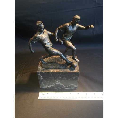 171 - A BRONZE FIGURE OF FOOTBALLERS ON THE MARBLE BASE