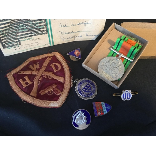 21 - RARE WW2 WHD WOMEN'S HOME GUARD DEFENCE UNIFORM PATCH AND LETTER AND MEDAL IN BOX