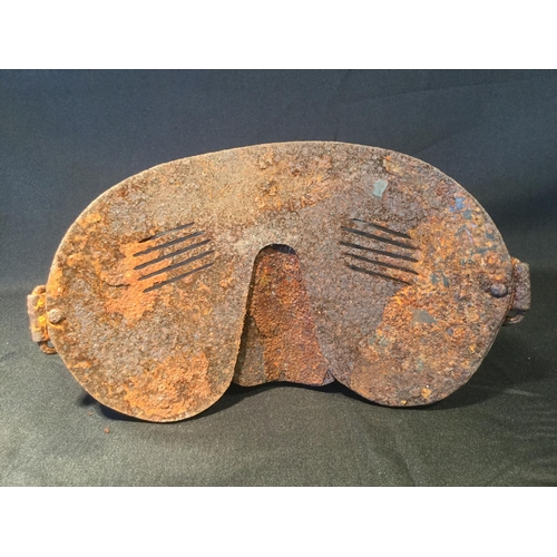 43 - RUSTY RELIC MASK WW1 BRITISH TANK CREW MASK WITH FAINT DATE AND MARKINGS ON INNER SURFACE