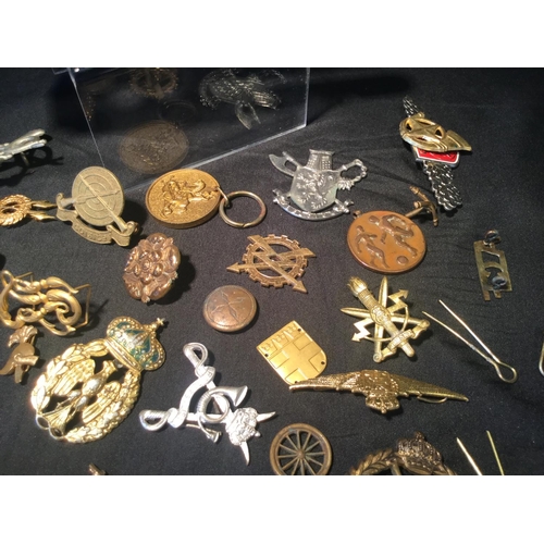 48 - COLLECTION OF VARIOUS WW2 AND POST WAR CAP BADGES